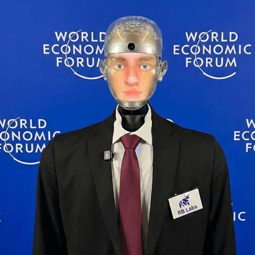 Robert, el robot humanoide de RB Labs, con traje y placa de la empresa