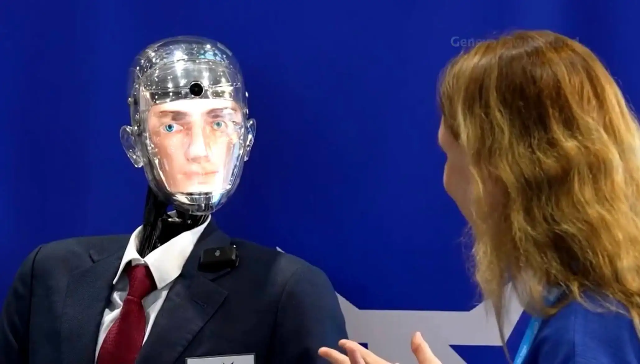 Robert, el robot humanoide de RB Labs, interactuando con una asistente en un evento