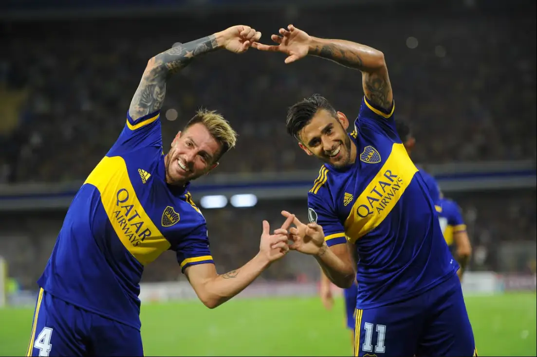 Eduardo Toto Salvio festejando un gol con una pose de Dragon Ball Z en Boca