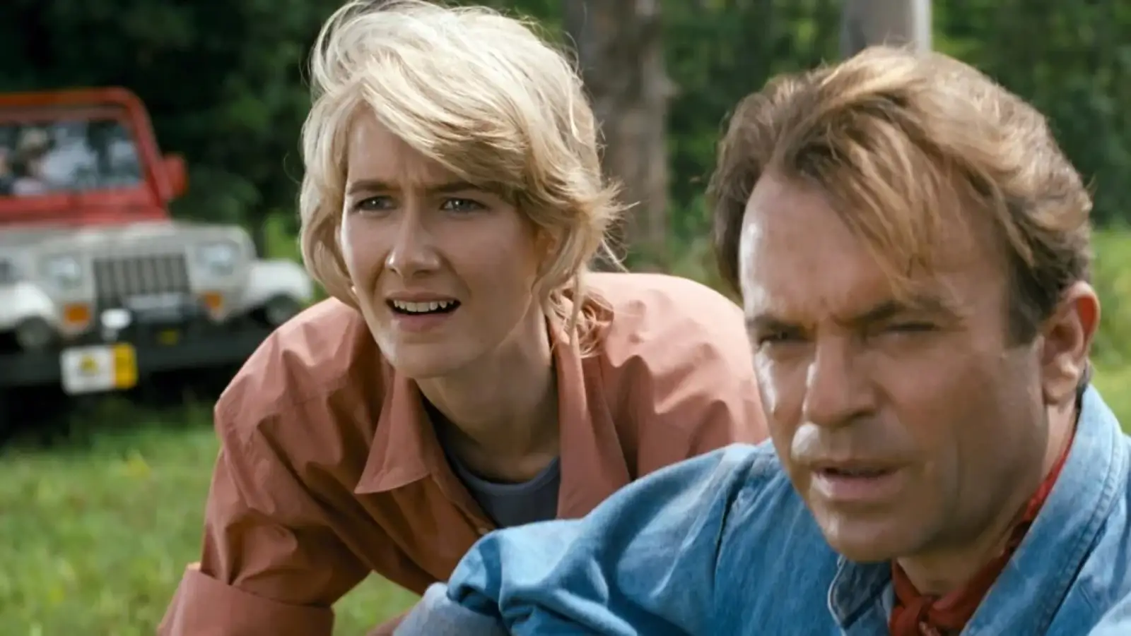 Sam Neill como el doctor Alan Grant junto a Laura Dern en Jurassic Park, el papel que lo volvió mundialmente conocido