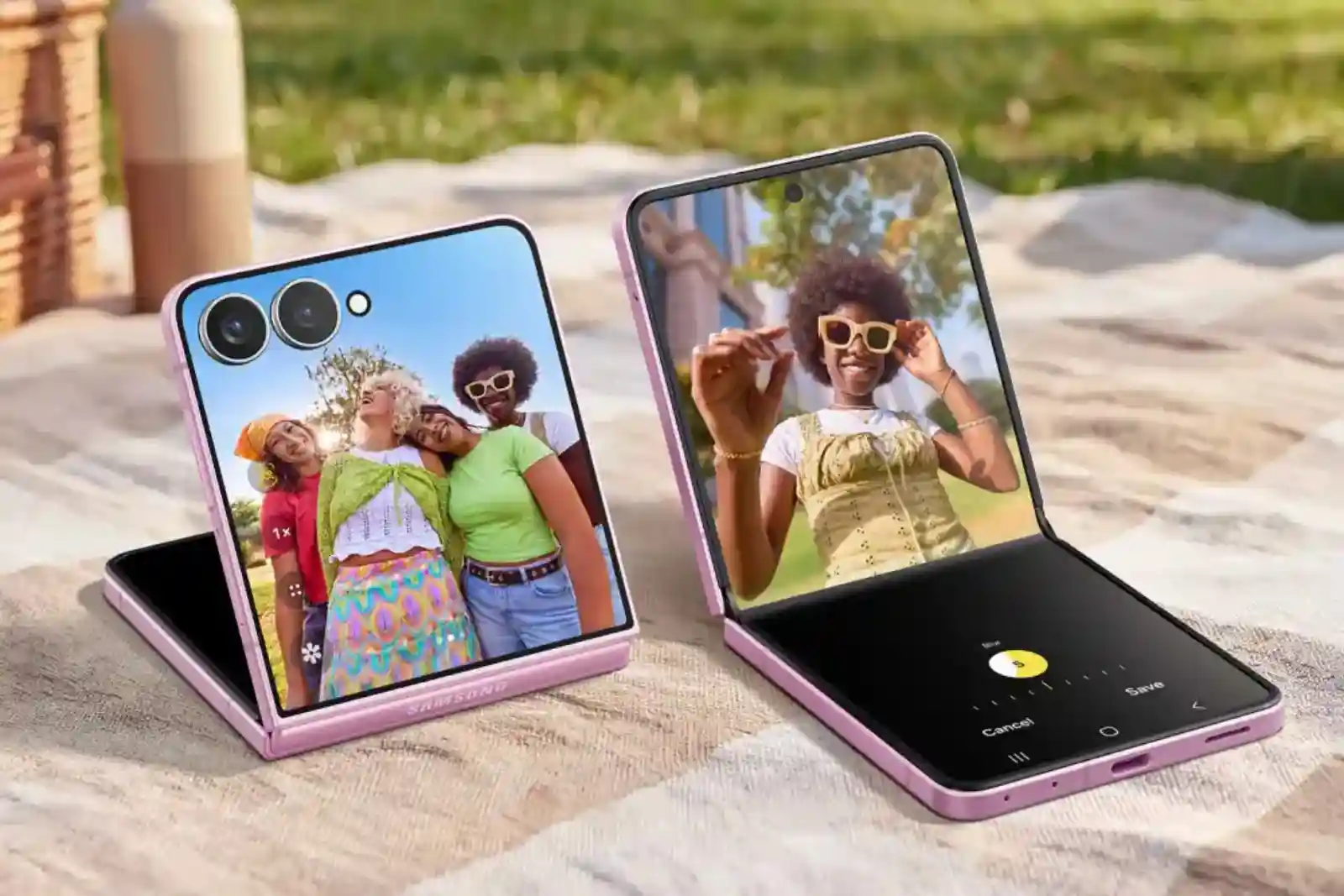 Samsung Galaxy Z Flip8 abierto y cerrado sobre una manta de picnic