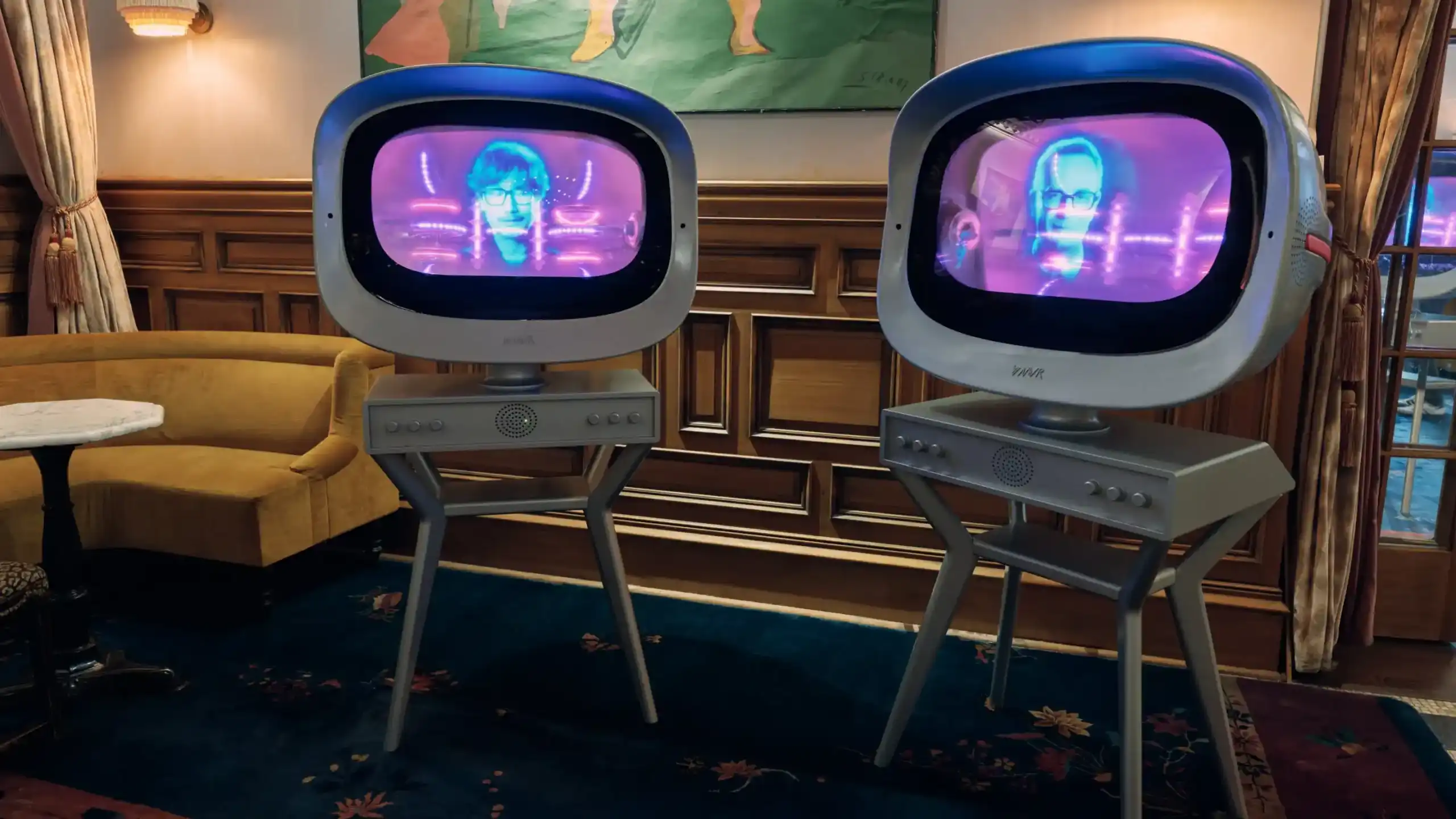Instalación de pantallas de la muestra Satellites de Prada en el hotel Chelsea