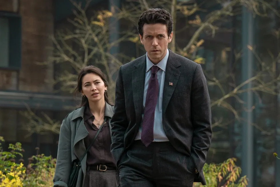 Daniel Keene y Helen Drew en la línea temporal del pasado de Silo temporada 3