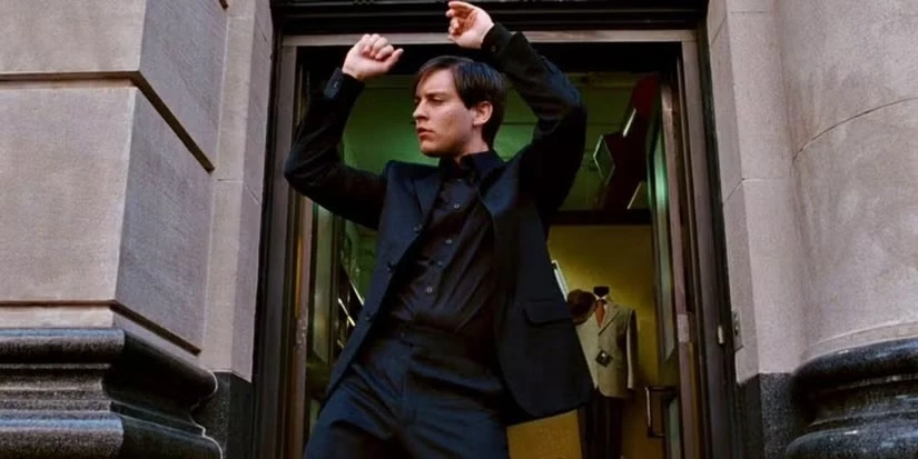 Tobey Maguire con el traje negro en la recordada escena de Spider-Man 3