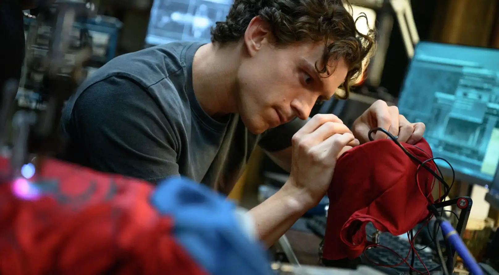 Tom Holland repara su traje de Spider-Man en una escena de Brand New Day