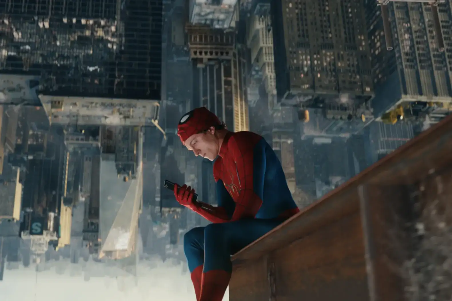 Spider-Man sentado en una cornisa mira su celular en Brand New Day