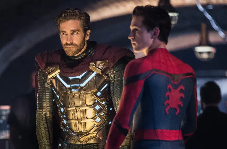 Jake Gyllenhaal como Mysterio junto a Tom Holland en Spider-Man: Far From Home