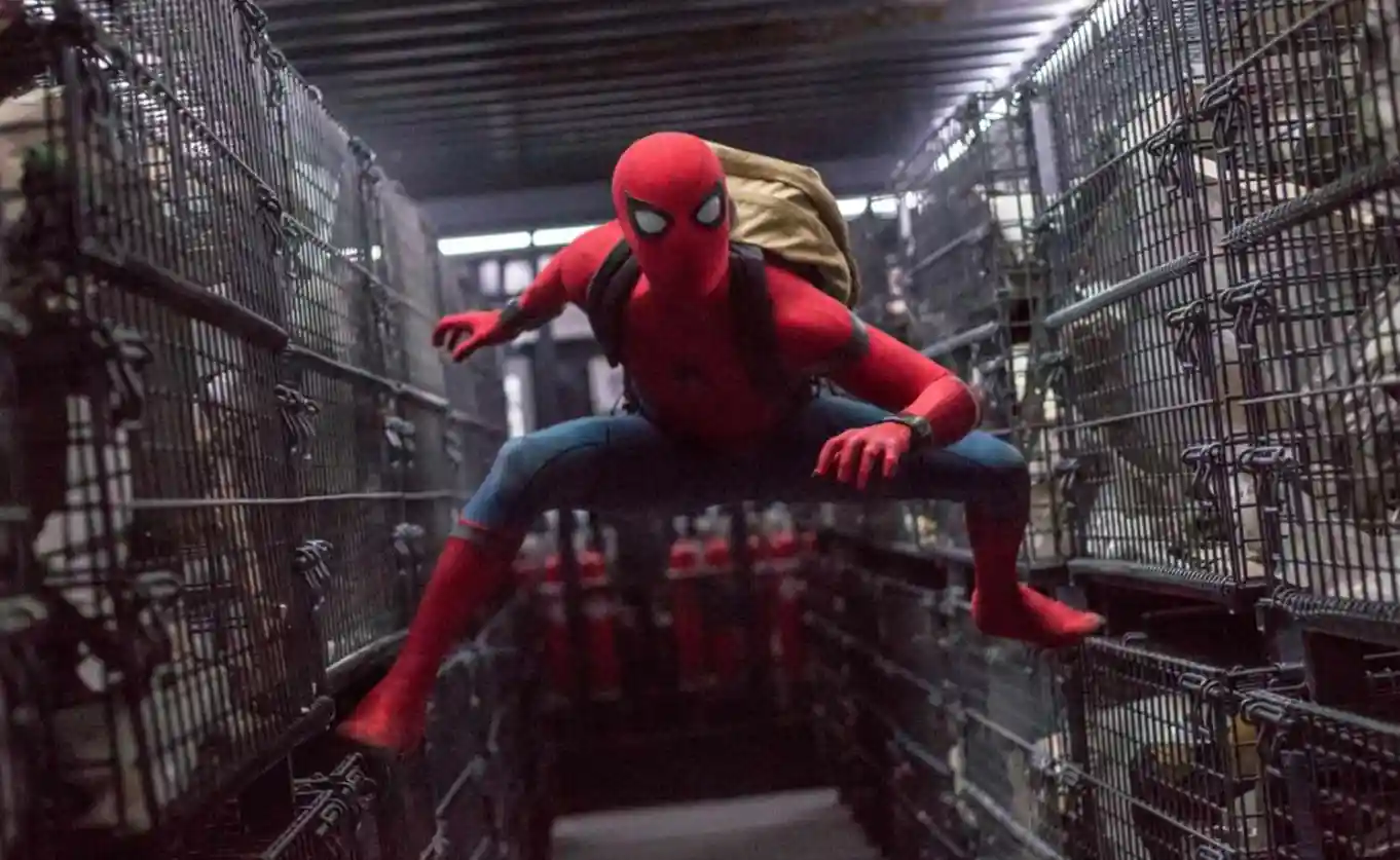 Spider-Man con el traje casero en una escena de Homecoming