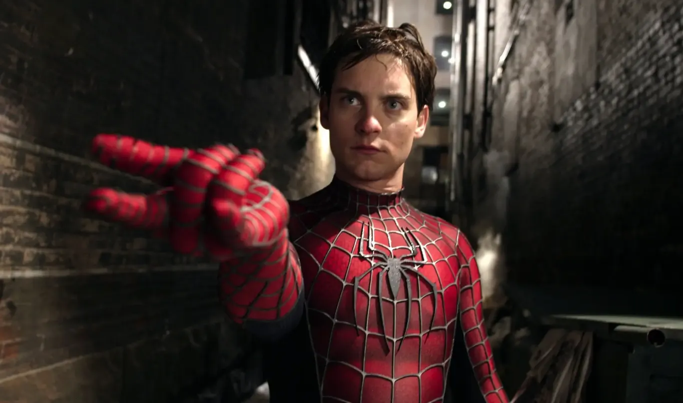 Tobey Maguire lanzando telaraña con la máscara rota en Spider-Man de 2002