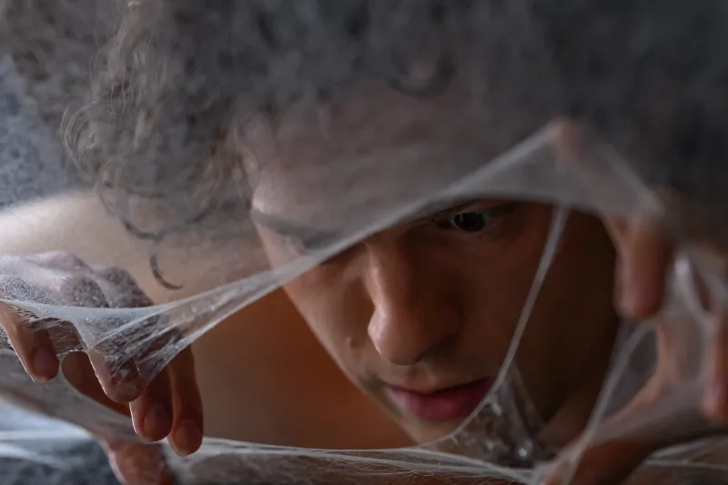 Rostro de Tom Holland cubierto de telaraña en Brand New Day