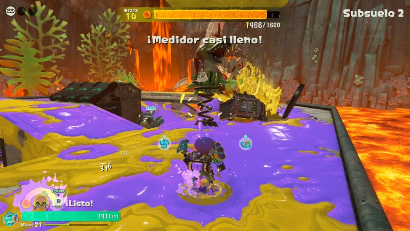 Splatoon Raiders: combate con tinta violeta y amarilla en un nivel del subsuelo rodeado de lava