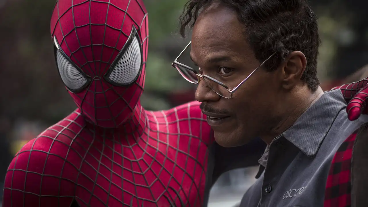 Andrew Garfield como Spider-Man junto a Jamie Foxx en The Amazing Spider-Man 2
