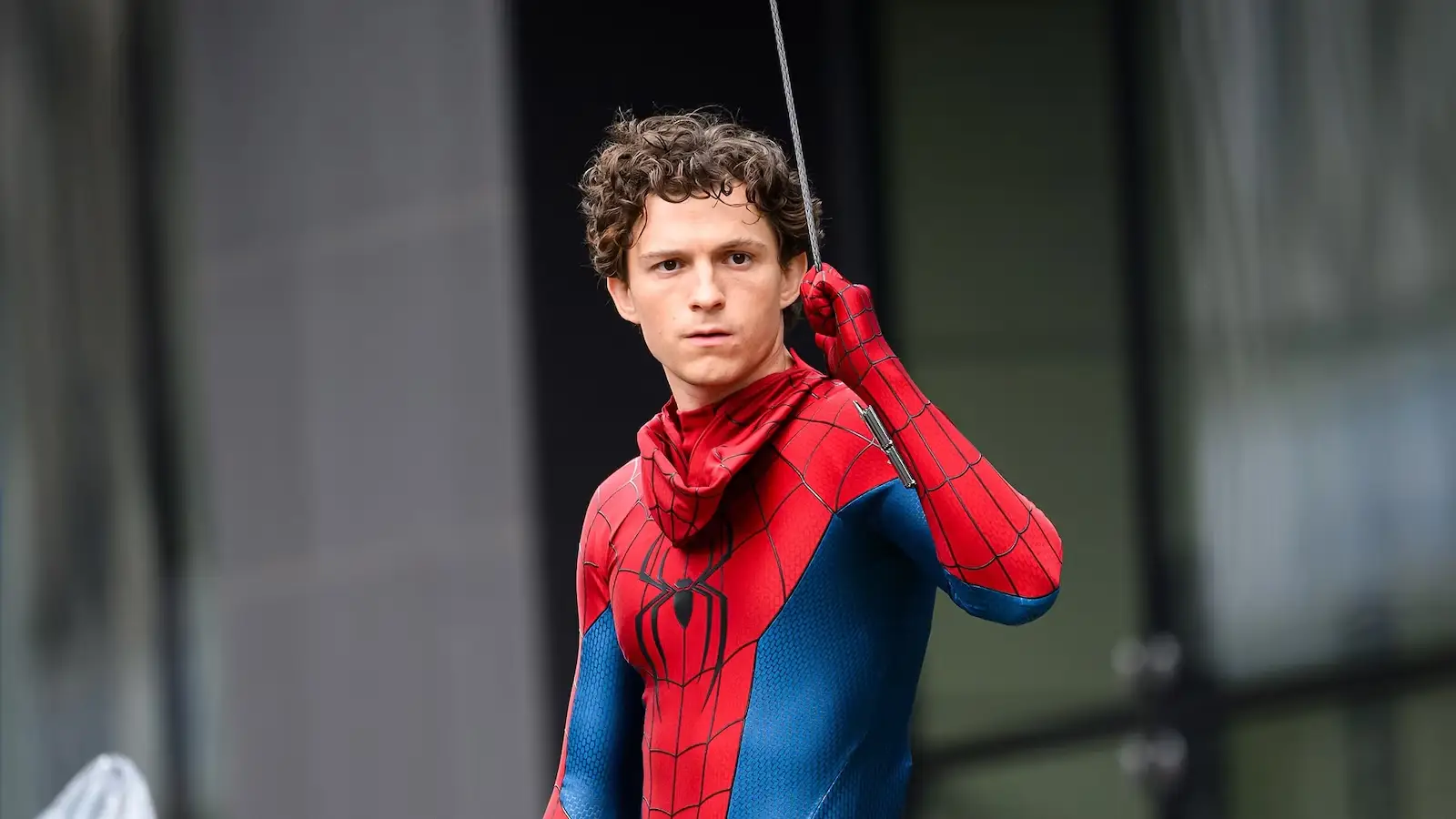 Tom Holland con el traje de Spider-Man durante el rodaje de Brand New Day