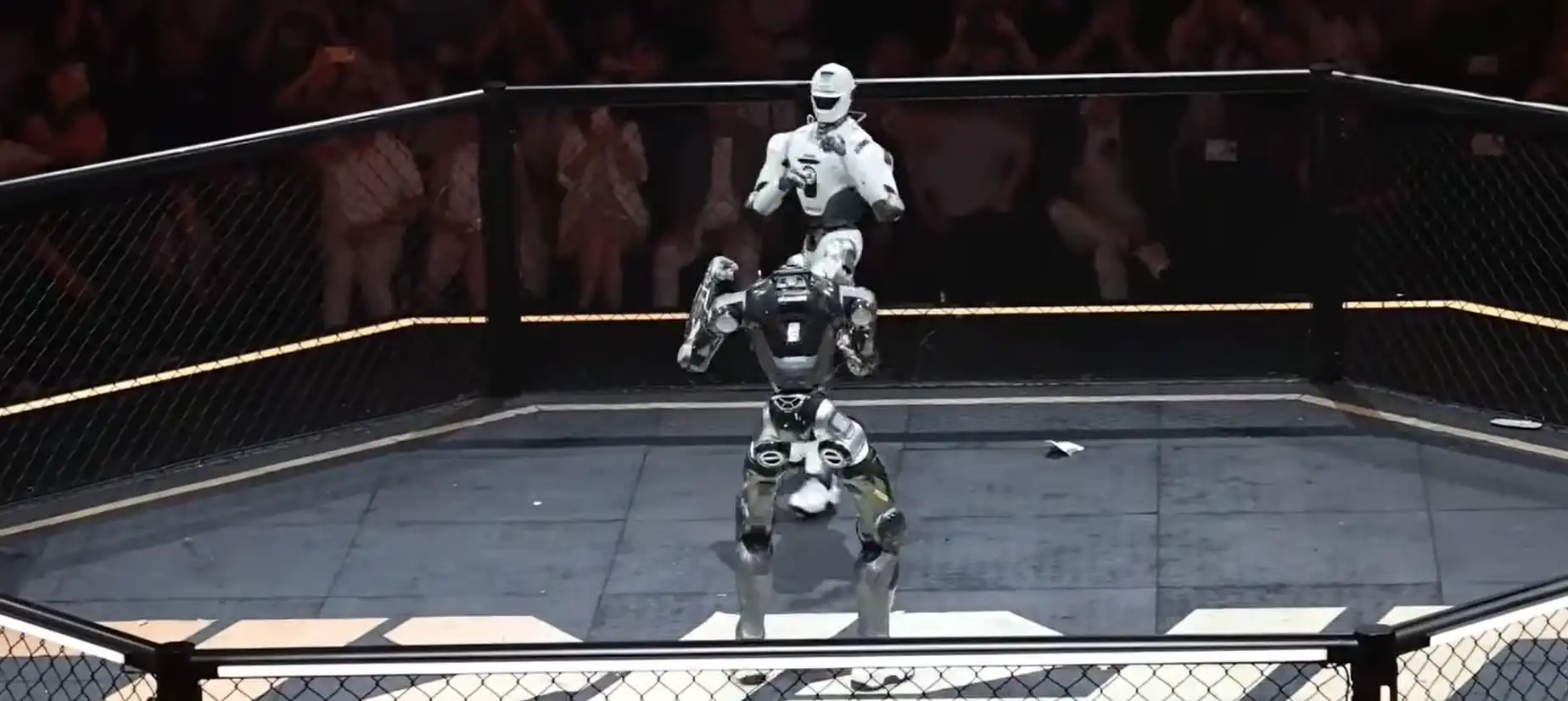 Un robot humanoide golpea a su rival caído en el ring de la liga URKL