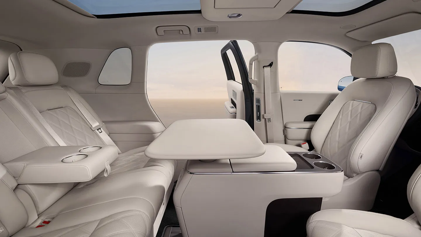 Interior del Xiaomi SkyNomad con los asientos Zero Gravity reclinados