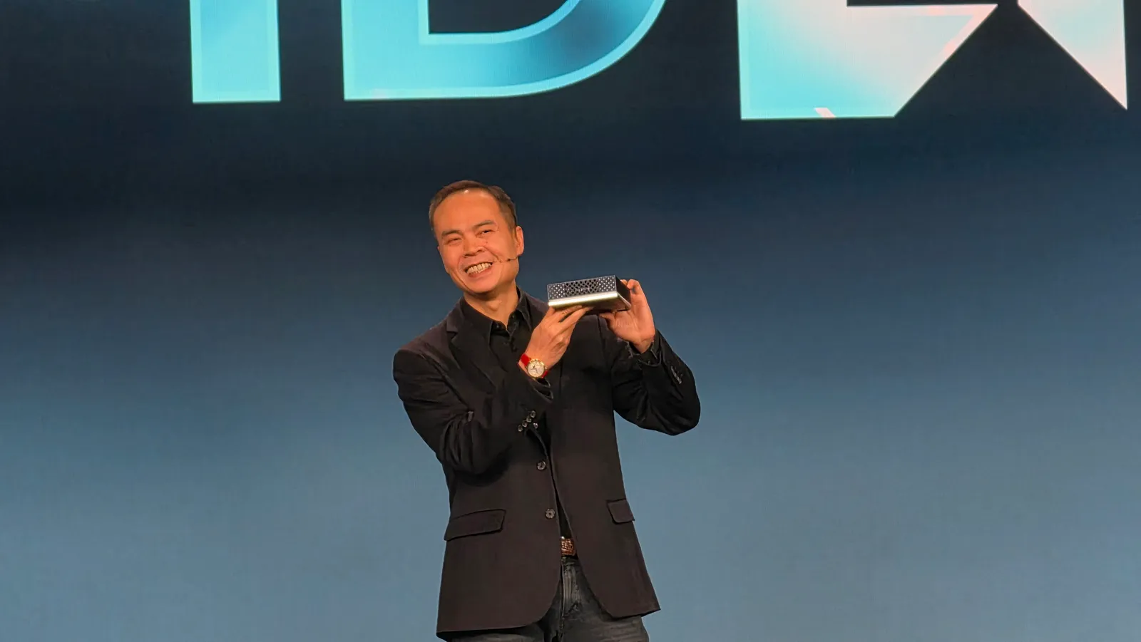 Jack Huynh, de AMD, sostiene el mini-equipo Gorgon Halo en el escenario del AMD Advancing AI 2026