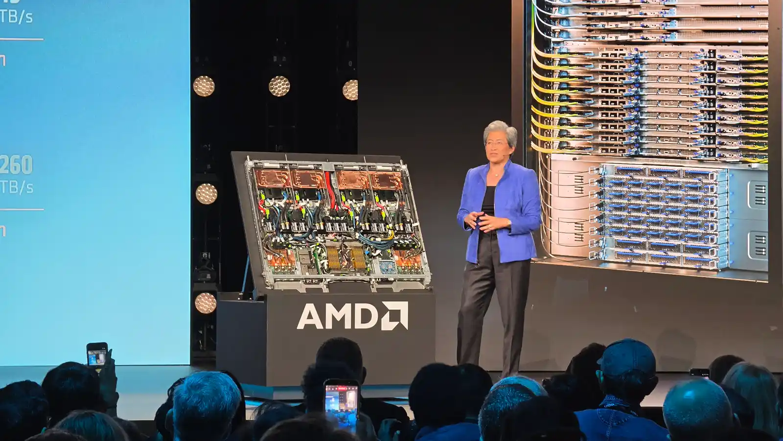 Lisa Su, CEO de AMD, presenta el rack Helios en el escenario del AMD Advancing AI 2026