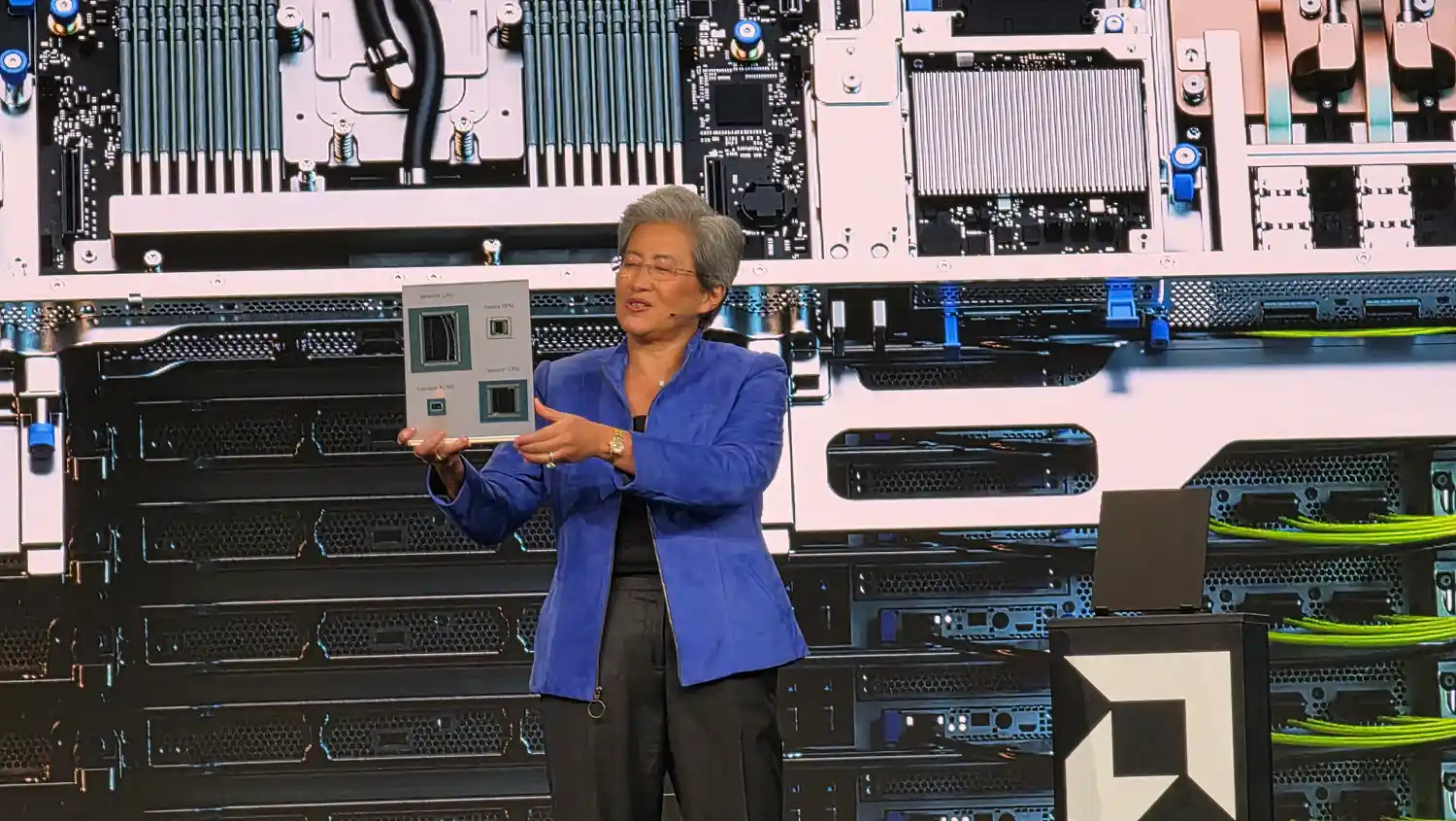Lisa Su muestra el silicio del sistema Helios: GPU Instinct, CPU EPYC Venice y NIC Vulcano