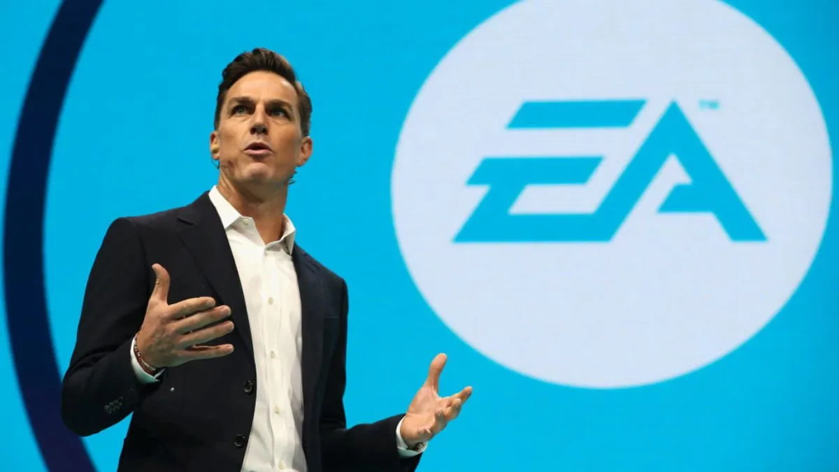 Andrew Wilson, CEO de Electronic Arts, hablando en un escenario frente al logo de EA