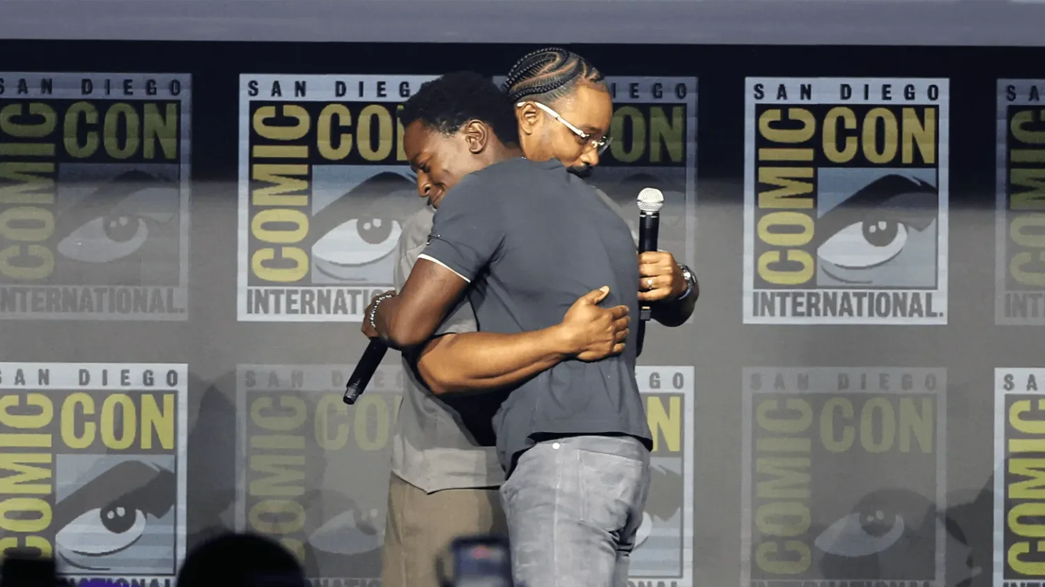 Ryan Coogler abraza a David Jonsson tras anunciarlo como el nuevo Black Panther