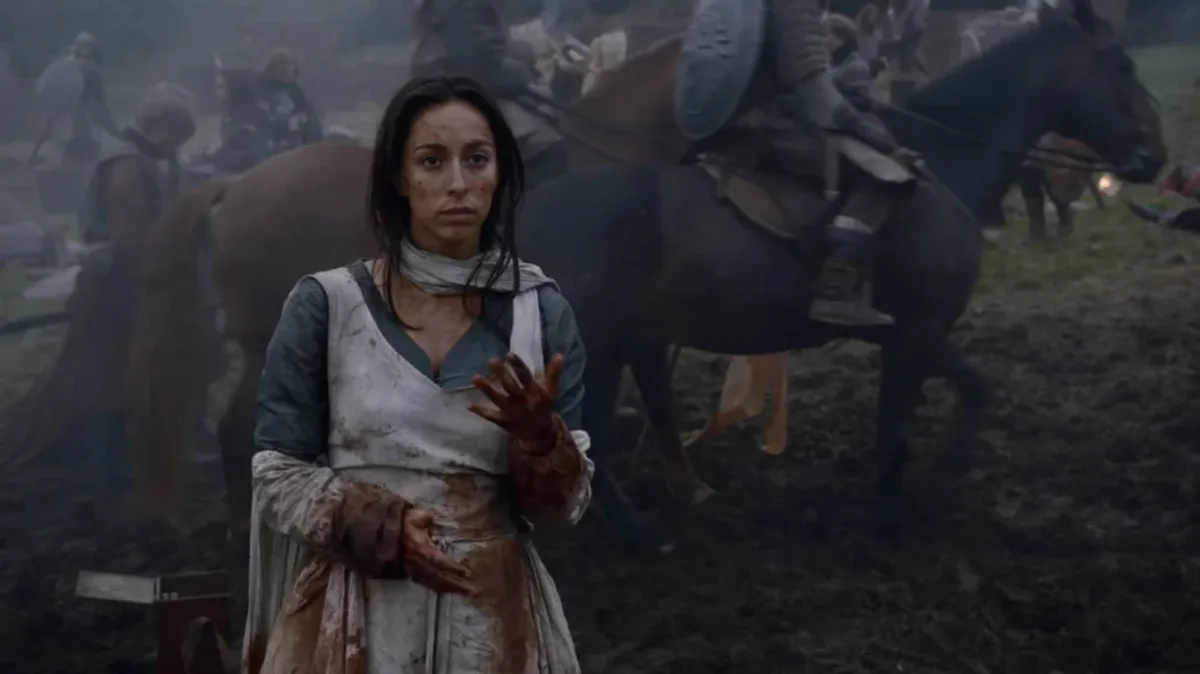 Talisa atendiendo heridos en el campo de batalla en Game of Thrones