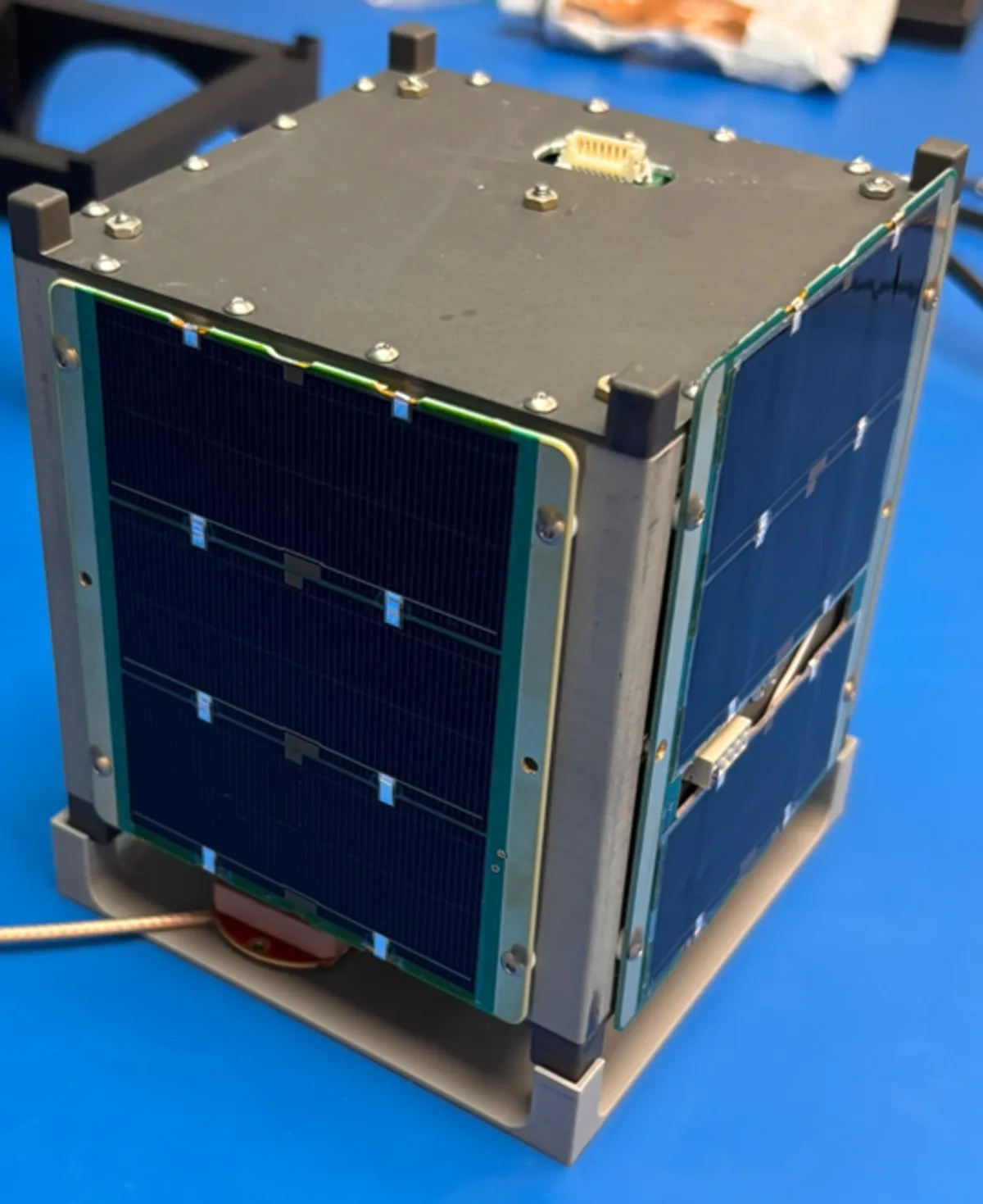 El satélite BOHR de City Labs armado antes del lanzamiento, con la batería nuclear betavoltaica de tritio integrada