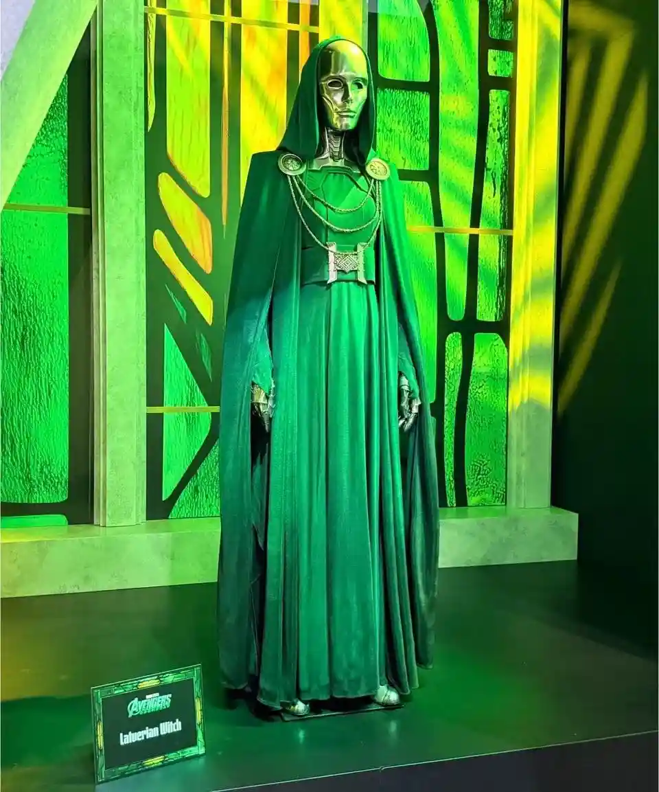 El traje completo de la Latverian Witch con su etiqueta oficial en la Comic-Con de San Diego