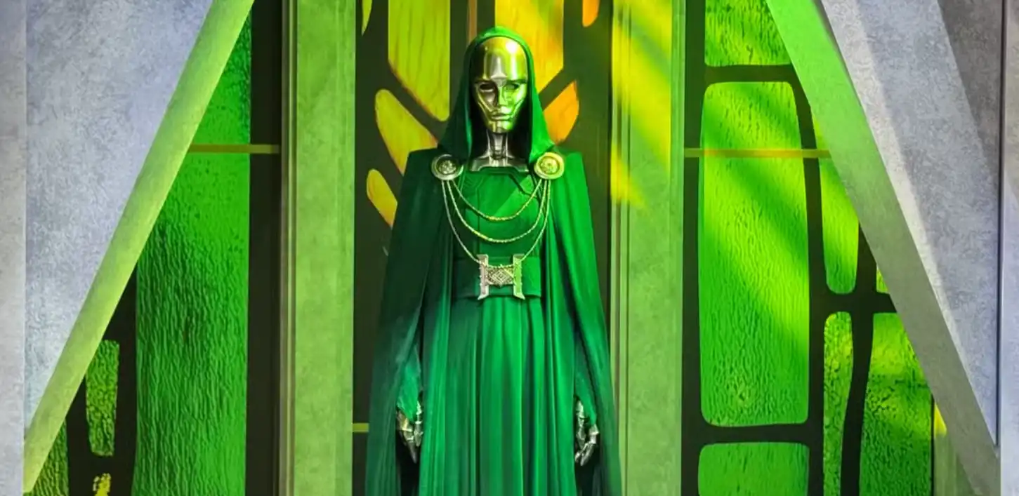 Traje verde de la Bruja Latveriana en la exhibición de Avengers: Doomsday en la Comic-Con de San Diego