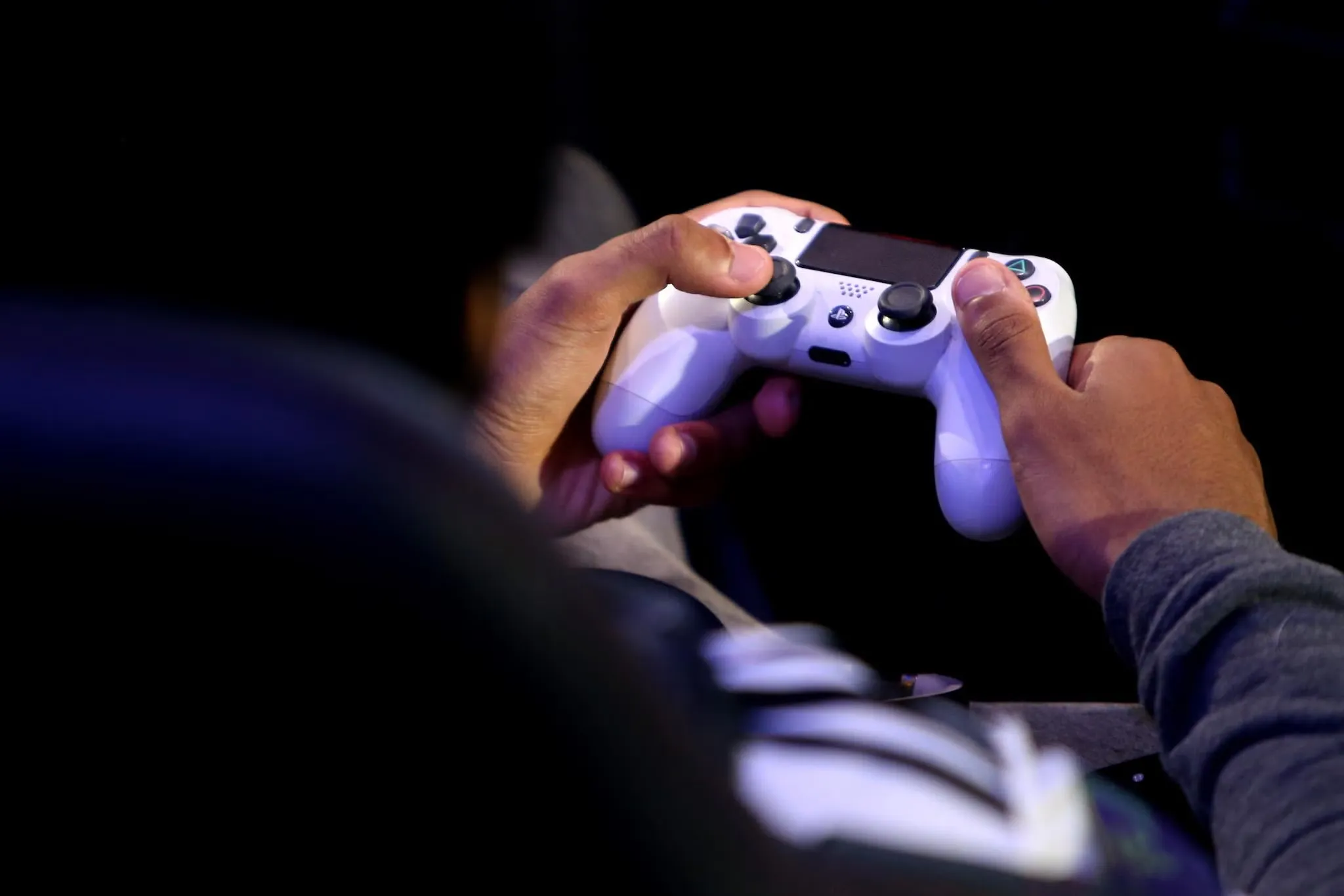 Jugador sostiene un control DualSense de PlayStation 5