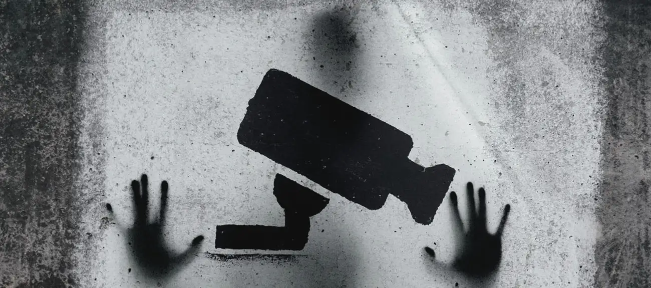 Ilustración de una cámara de vigilancia y unas manos detrás de un vidrio, símbolo de los casos reales que inspiran documentales de terror