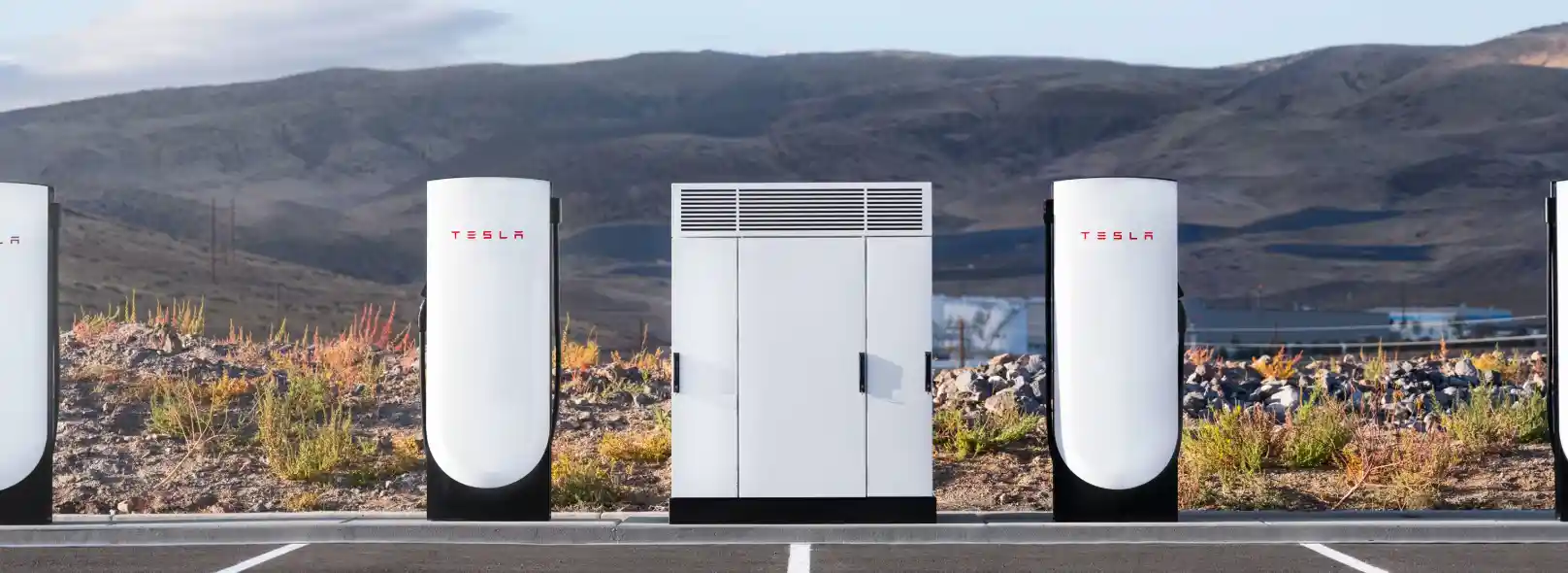 Supercargadores de Tesla instalados a la vera de una ruta