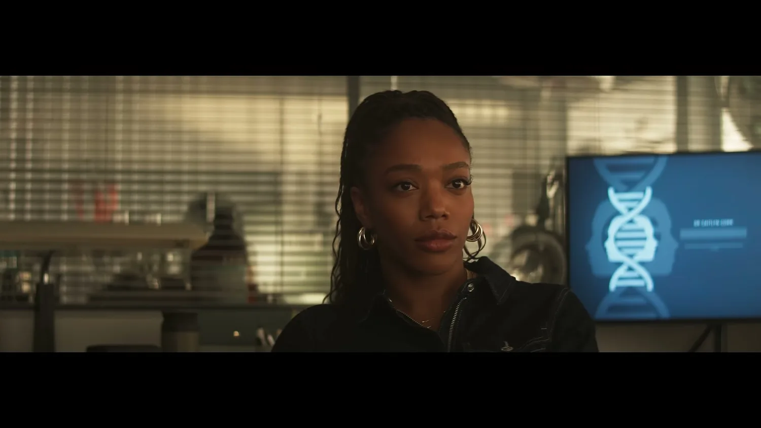 Naomi Ackie como la doctora Caitlyn Corr en Clayface