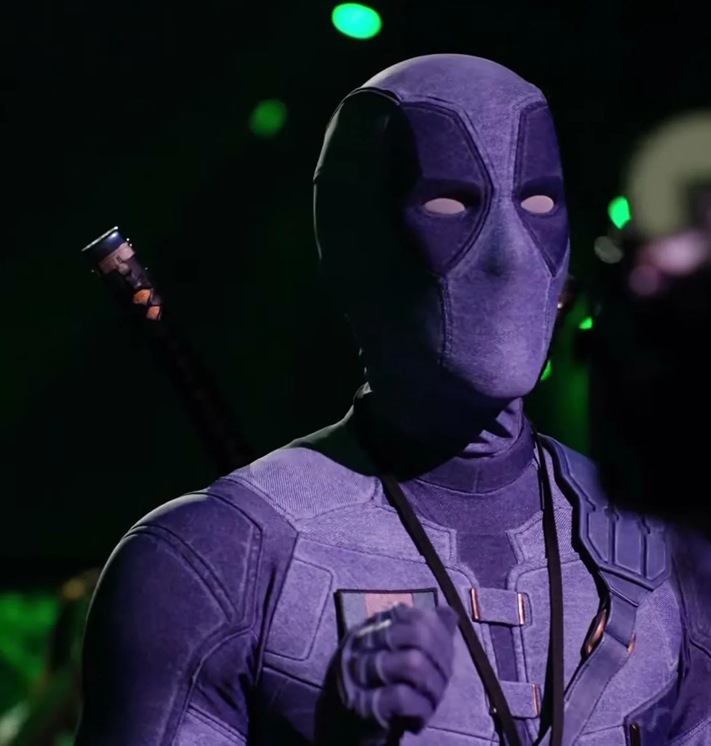 Ryan Reynolds infiltrado como Deadpool en traje azul en la Comic-Con 2026