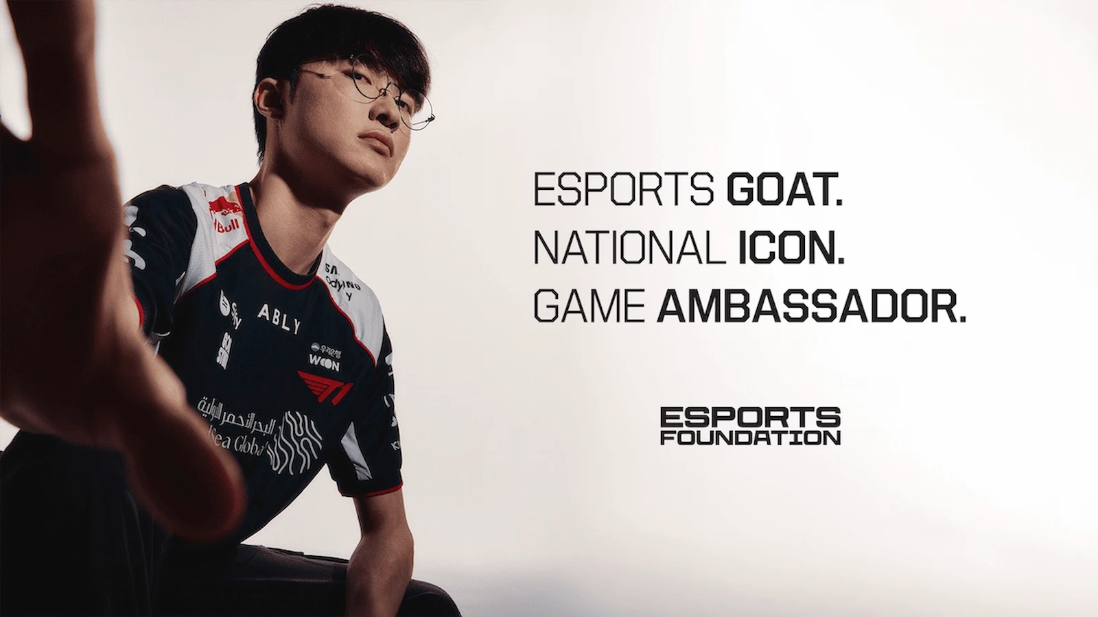Faker con la camiseta de T1 en el anuncio oficial como Game Ambassador de la Esports Foundation