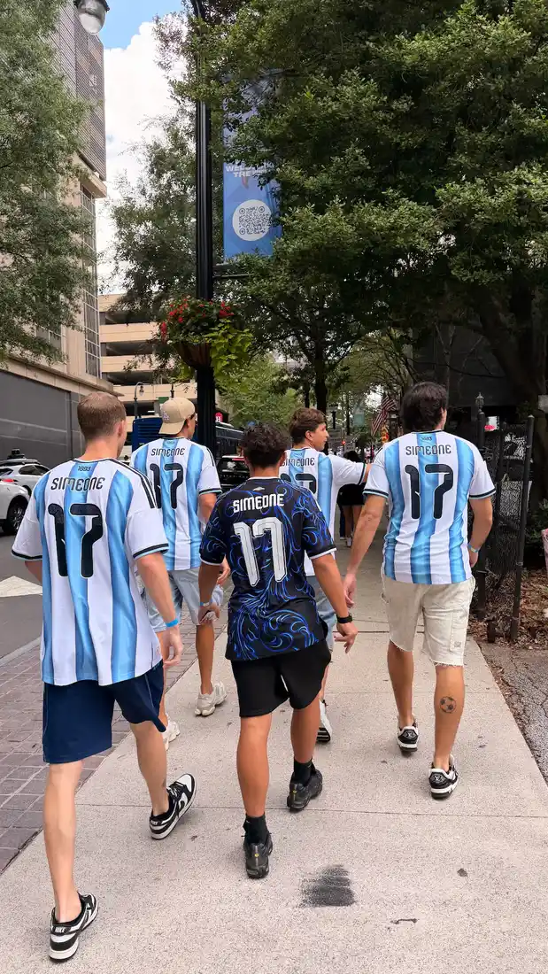 La familia Simeone en la tribuna de la semifinal Argentina-Inglaterra
