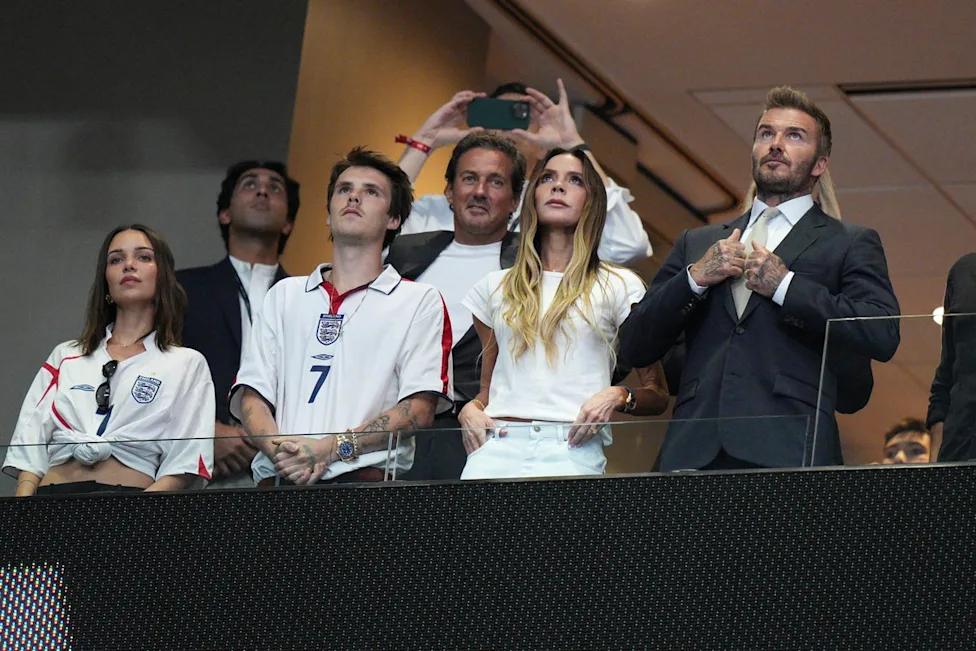 David Beckham con su familia alentando a Inglaterra en el Mercedes-Benz Stadium de Atlanta