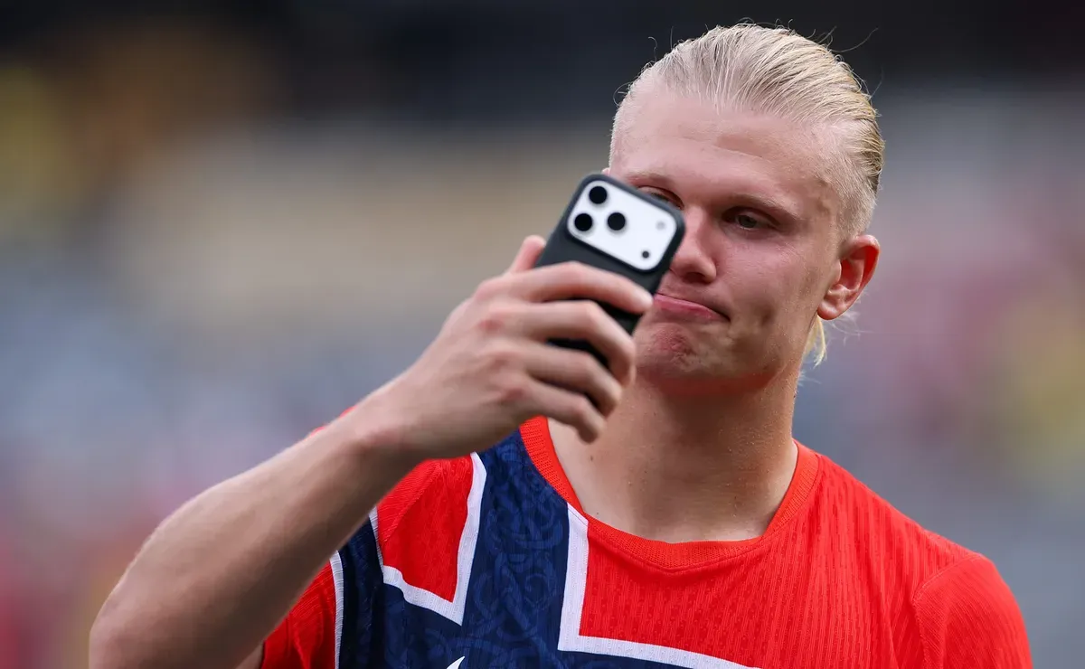 Erling Haaland con la camiseta de Noruega filmando con su celular durante el Mundial 2026