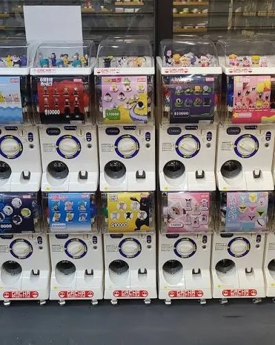 Fila de máquinas expendedoras de gashapon con distintos personajes en el pop-up de Gacha Argentina