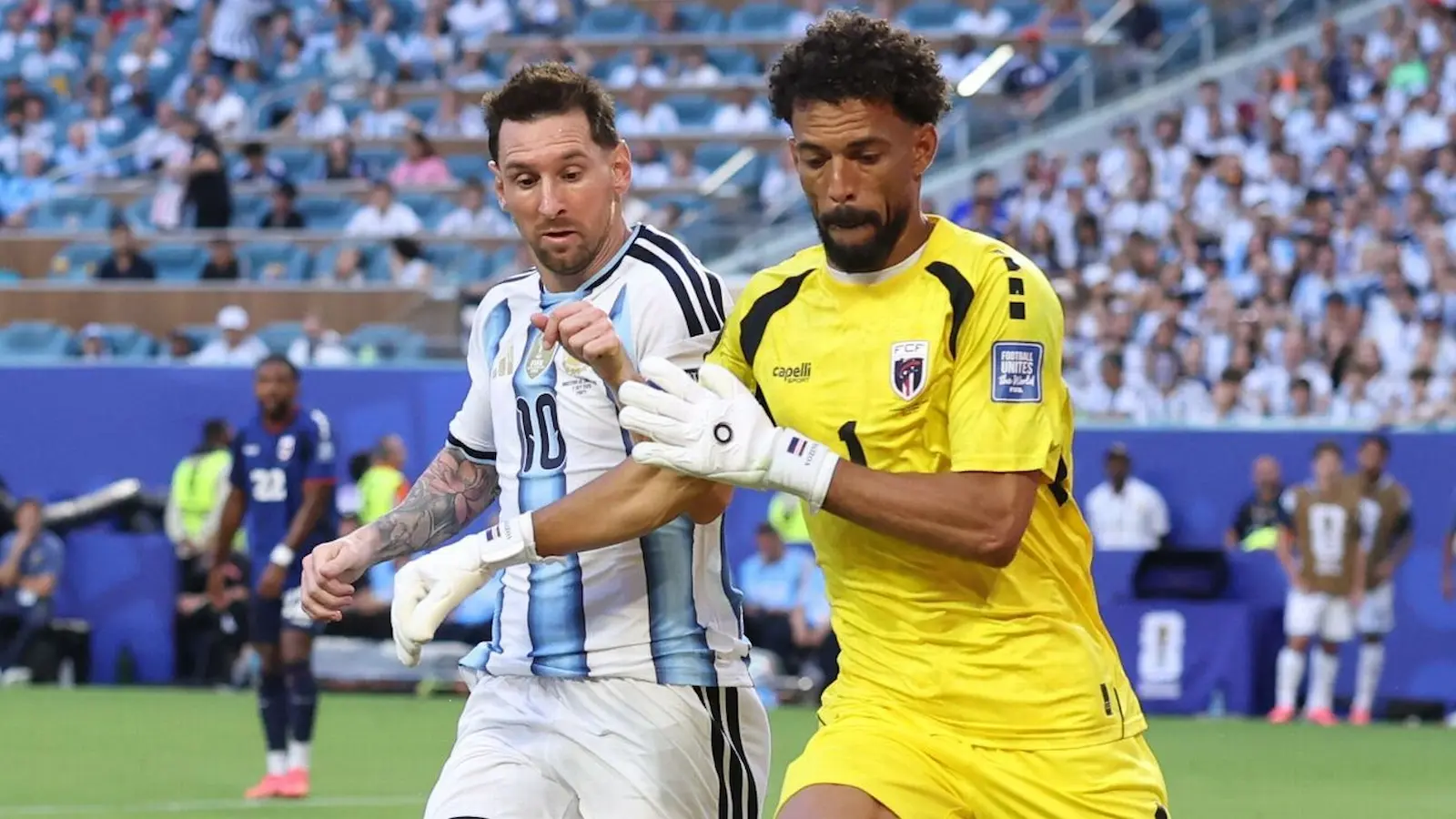 Lionel Messi disputa la pelota ante el arquero de Cabo Verde, el partido mejor puntuado del Mundial 2026