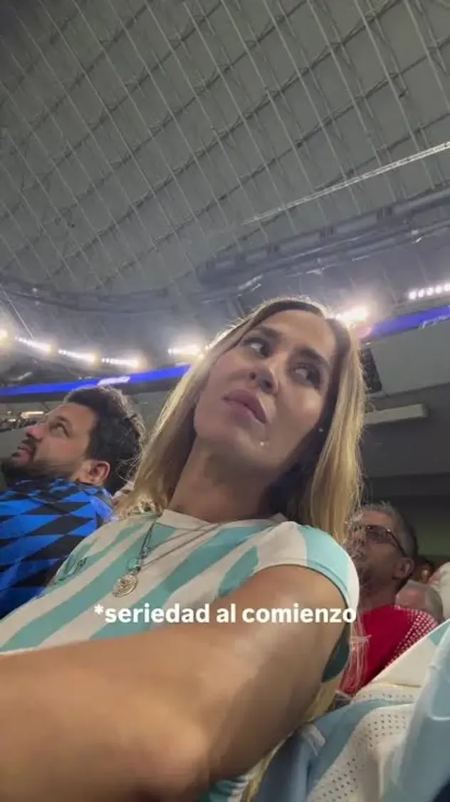 Jimena Barón en la tribuna de la semifinal Argentina-Inglaterra