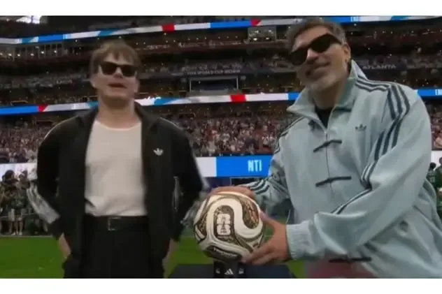 El Pocho Lavezzi y Charlie Heaton ingresan la pelota al campo en la semifinal Argentina-Inglaterra