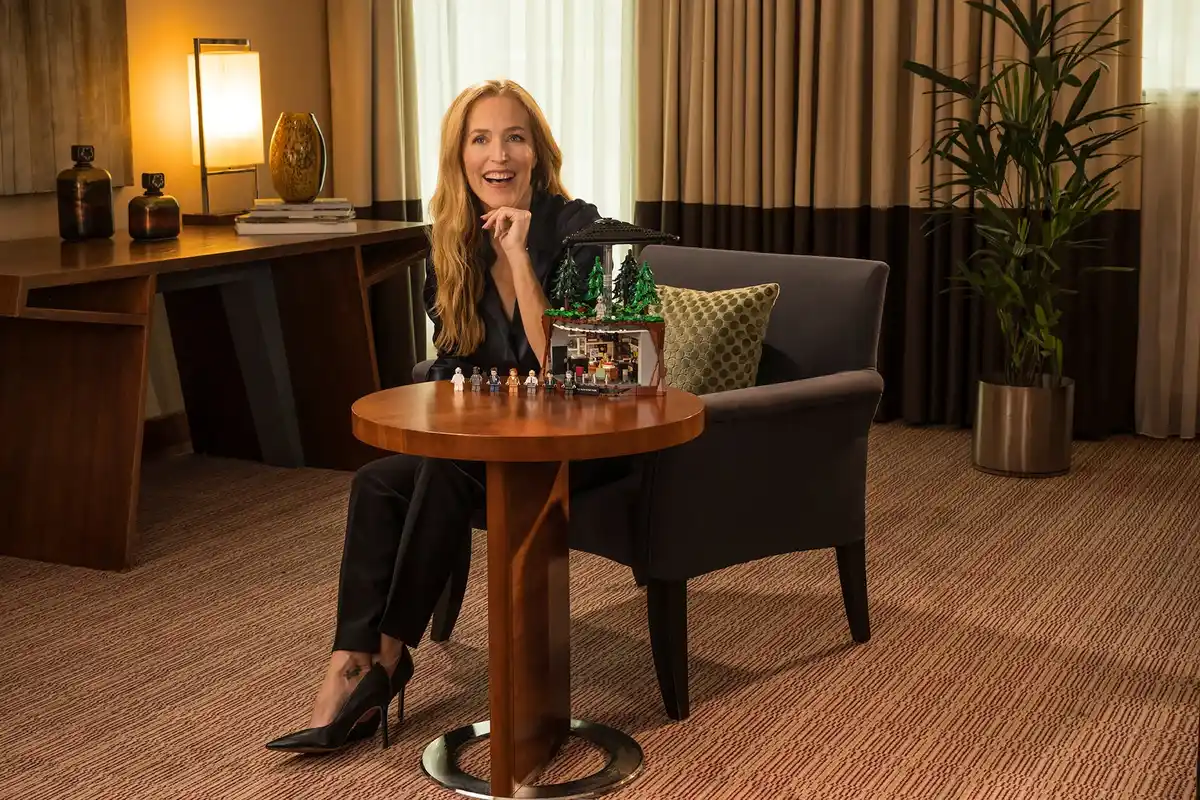 Gillian Anderson, la Scully de X-Files, con el set LEGO X-Files 21369 sobre una mesa
