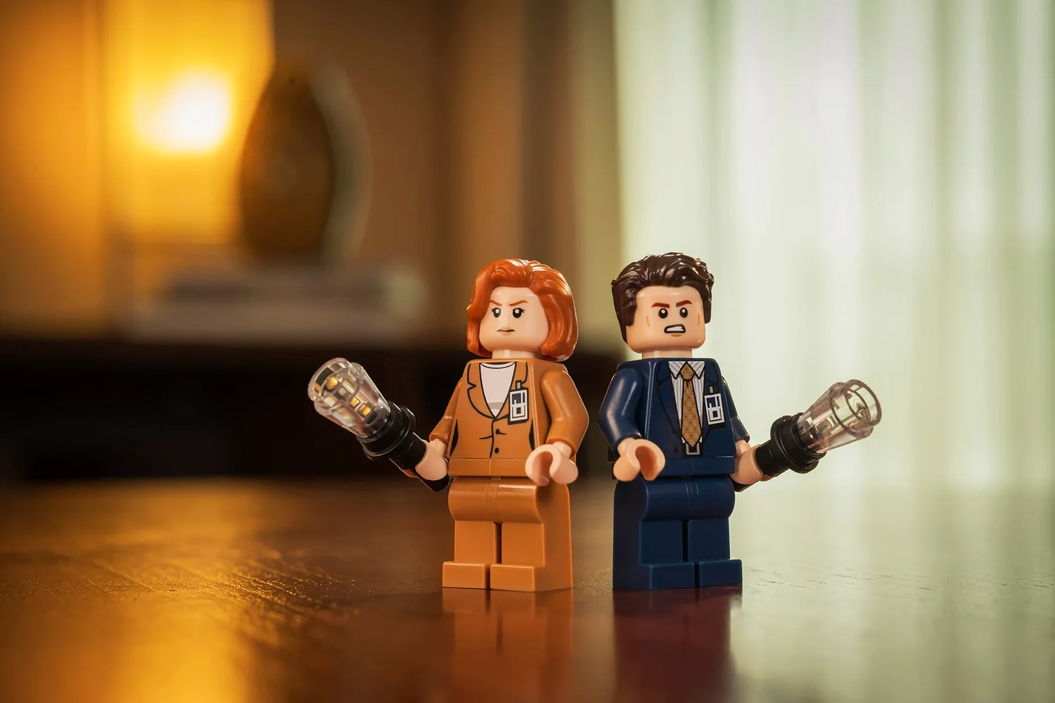 Minifiguras LEGO de Dana Scully y Fox Mulder de X-Files con linternas