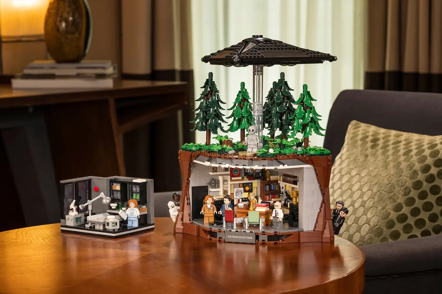 Set LEGO X-Files 21369 armado: la oficina de Mulder, el bosque con un OVNI y el set regalo Scully's Lab