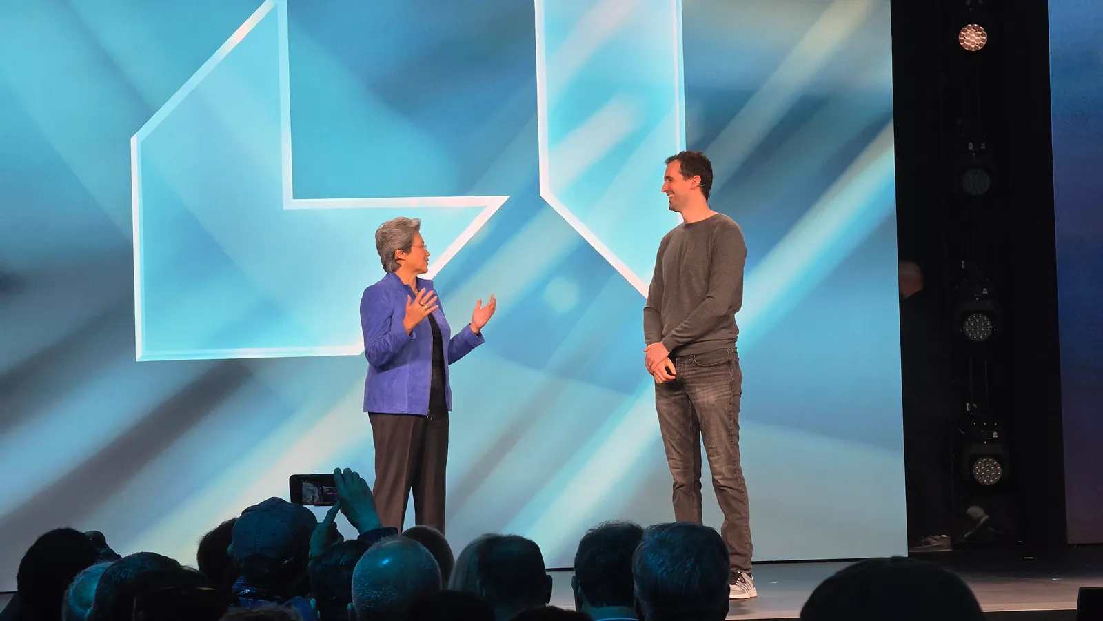 Lisa Su, CEO de AMD, junto a Tom Brown, cofundador de Anthropic, en el escenario del AMD Advancing AI 2026