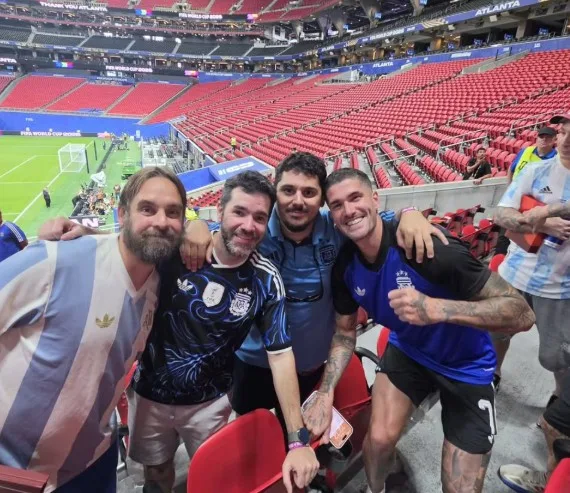 Luquita Rodríguez junto a Rodrigo De Paul en Atlanta tras Argentina-Inglaterra