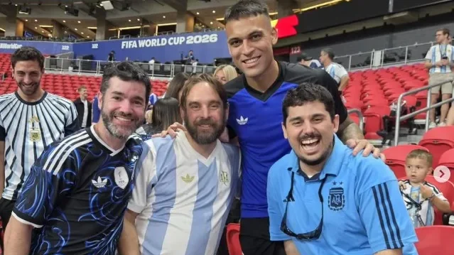 Luquita Rodríguez y los pibes de Paren La Mano con Lautaro Martínez en la semifinal Argentina-Inglaterra
