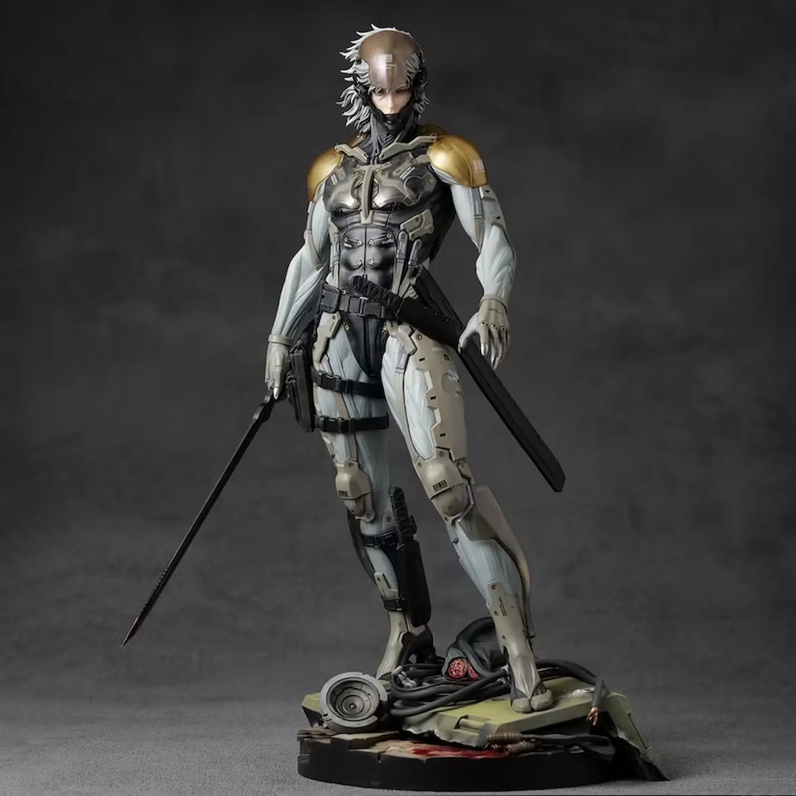 Figura a escala 1/6 de Raiden fabricada por Gecco, inspirada en Metal Gear Solid 4