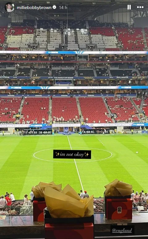Millie Bobby Brown posando con orgullo por Inglaterra antes de la semifinal
