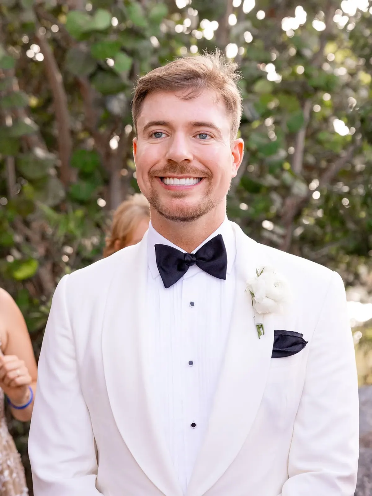MrBeast, de smoking blanco y moño negro, el día de su casamiento en Necker Island